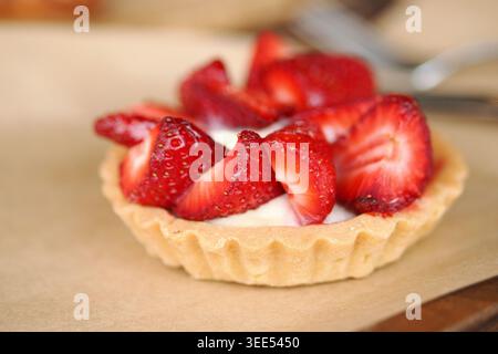 Erdbeertorte auf einem Teller mit einfachem Hintergrund Stockfoto