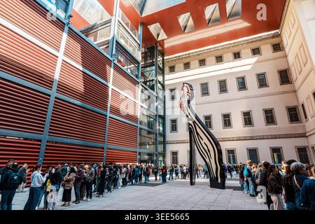 Madrid, Spanien - 6. April 2025: Touristen warten im modernen Innenhof des Reina Sofia Museums in Madrid, Spanien, umgeben von zeitgenössischer Architektur Stockfoto