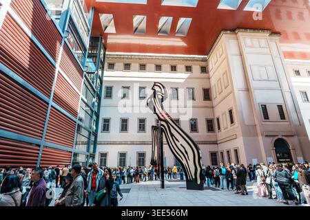 Madrid, Spanien - 6. April 2025: Touristen warten im modernen Innenhof des Reina Sofia Museums in Madrid, Spanien, umgeben von zeitgenössischer Architektur Stockfoto