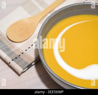 Butternusskürbis-Suppe in einer Suppenschüssel Stockfoto