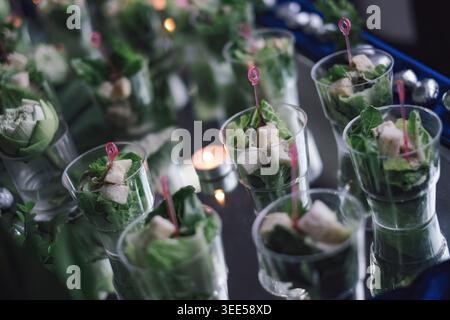 Salat in Gläsern serviert auf dem Tisch Stockfoto