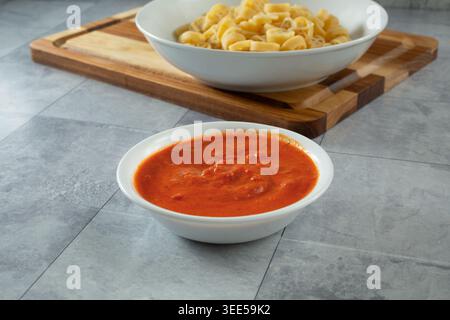 Ein Blick auf eine Schüssel mit rosa Nudelsauce. Stockfoto