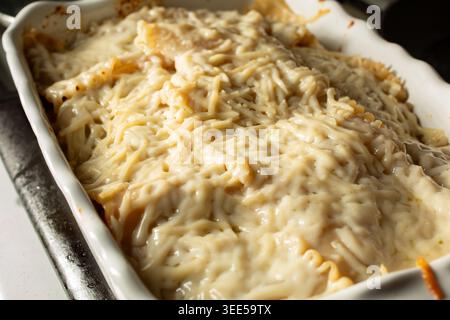 Blick auf eine glutenfreie, milchfreie Lasagne in einer Auflaufform. Stockfoto