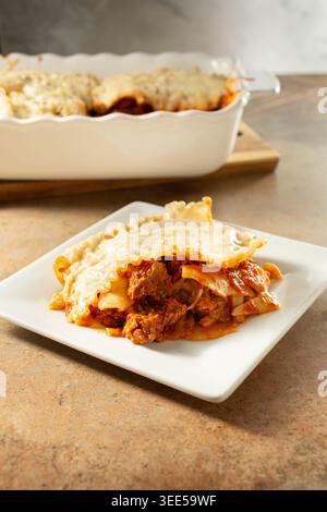 Blick auf ein Stück glutenfreier, milchfreier Lasagne. Stockfoto