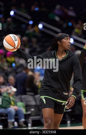 Seattle, Washington, USA. Mai 2026. FLAU'JAE JOHNSON (4) wärmt sich vor dem WNBA-Spiel zwischen den Seattle Storm und den Golden State Valkyries in der Climate Pledge Arena am 8. Mai 2026 in Seattle, Washington auf. (Kreditbild: © Richard Dizon/ZUMA Press Wire) NUR REDAKTIONELLE VERWENDUNG! Nicht für kommerzielle ZWECKE! Stockfoto