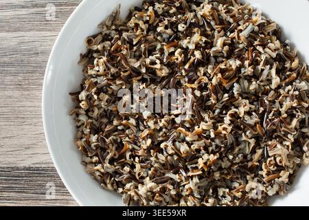 Ein Blick von oben auf eine Schüssel mit gekochtem wildem Reis. Stockfoto