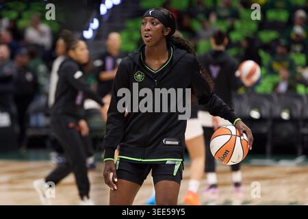 Seattle, Washington, USA. Mai 2026. FLAU'JAE JOHNSON (4) wärmt sich vor dem WNBA-Spiel zwischen den Seattle Storm und den Golden State Valkyries in der Climate Pledge Arena am 8. Mai 2026 in Seattle, Washington auf. (Kreditbild: © Richard Dizon/ZUMA Press Wire) NUR REDAKTIONELLE VERWENDUNG! Nicht für kommerzielle ZWECKE! Stockfoto