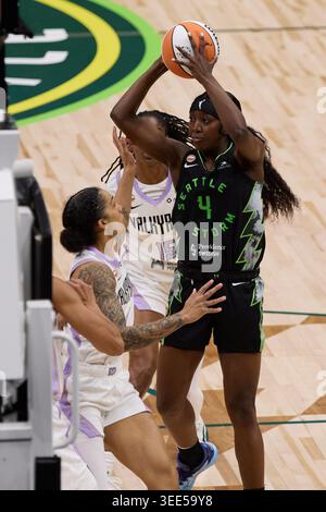 Seattle, Washington, USA. Mai 2026. FLAU’JAE JOHNSON (4) wird vom Golden State Forward GABBY WILLIAMS (1) im WNBA-Spiel zwischen dem Seattle Storm und den Golden State Valkyries in der Climate Pledge Arena am 8. Mai 2026 in Seattle, Washington, bewacht. (Kreditbild: © Richard Dizon/ZUMA Press Wire) NUR REDAKTIONELLE VERWENDUNG! Nicht für kommerzielle ZWECKE! Stockfoto