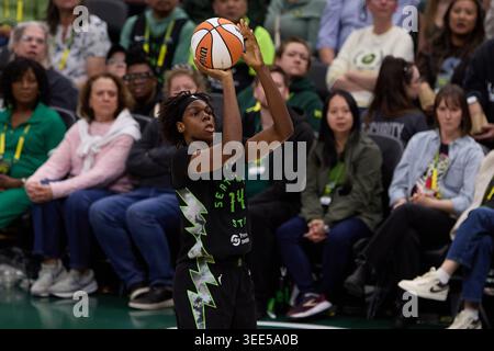 Seattle, Washington, USA. Mai 2026. DOMINIQUE MALONGA (14) versucht am 8. Mai 2026 in Seattle, Washington, ein Field Goal im WNBA-Spiel zwischen dem Seattle Storm und den Golden State Valkyries in der Climate Pledge Arena. (Kreditbild: © Richard Dizon/ZUMA Press Wire) NUR REDAKTIONELLE VERWENDUNG! Nicht für kommerzielle ZWECKE! Stockfoto