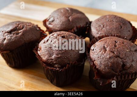 Ein Blick auf glutenfreie, milchfreie Schokoladenmuffins. Stockfoto