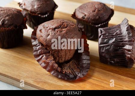 Ein Blick auf glutenfreie, milchfreie Schokoladenmuffins. Stockfoto