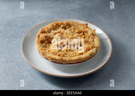 Blick auf einen glutenfreien, milchfreien Mini-Pfirsichkuchen. Stockfoto