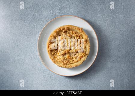 Ein Blick von oben auf einen glutenfreien, milchfreien Mini-Pfirsichkuchen. Stockfoto