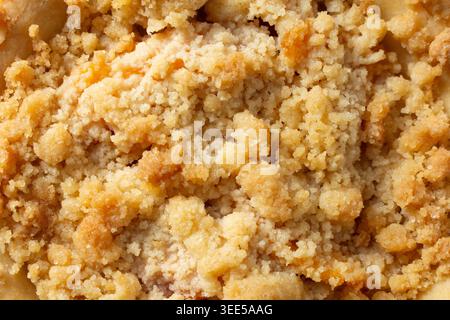 Ein Blick von oben auf einen glutenfreien, milchfreien Mini-Pfirsichkuchen im Hintergrund. Stockfoto