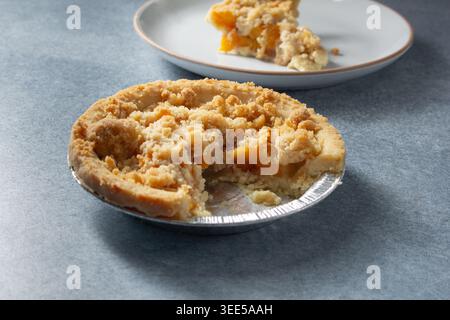 Blick auf einen glutenfreien, milchfreien Mini-Pfirsichkuchen. Stockfoto