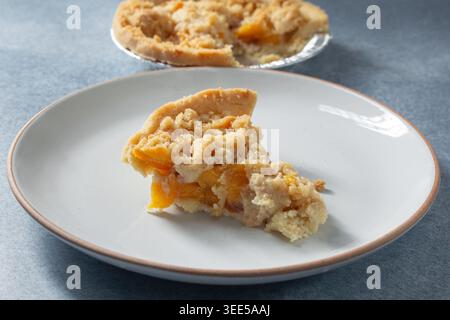Blick auf ein Stück glutenfreier, milchfreier Mini-Pfirsichkuchen. Stockfoto