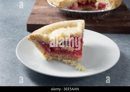Blick auf eine glutenfreie, milchfreie Mini-Kirschtortenscheibe. Stockfoto
