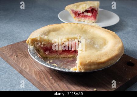 Blick auf einen glutenfreien, milchfreien Mini-Kirschkuchen. Stockfoto