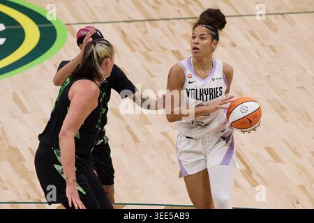 Seattle, Washington, USA. Mai 2026. Die Golden State Guard VERONICA BURTON (22) kontrolliert den Basketball im WNBA-Spiel zwischen dem Seattle Storm und den Golden State Valkyries in der Climate Pledge Arena am 8. Mai 2026 in Seattle, Washington. (Kreditbild: © Richard Dizon/ZUMA Press Wire) NUR REDAKTIONELLE VERWENDUNG! Nicht für kommerzielle ZWECKE! Stockfoto