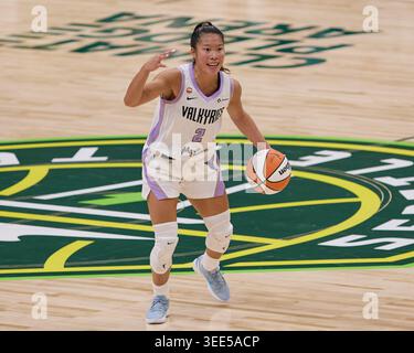 Seattle, Washington, USA. Mai 2026. Die Golden State Guard KAITLYN CHEN (2) begibt sich zu ihren Teamkollegen im WNBA-Spiel zwischen dem Seattle Storm und den Golden State Valkyries in der Climate Pledge Arena am 8. Mai 2026 in Seattle, Washington. (Kreditbild: © Richard Dizon/ZUMA Press Wire) NUR REDAKTIONELLE VERWENDUNG! Nicht für kommerzielle ZWECKE! Stockfoto
