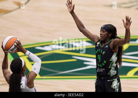 Seattle, Washington, USA. Mai 2026. FLAU’JAE JOHNSON (4) verteidigt am 8. Mai 2026 in Seattle, Washington einen Pass im WNBA-Spiel zwischen den Seattle Storm und den Golden State Valkyries in der Climate Pledge Arena. (Kreditbild: © Richard Dizon/ZUMA Press Wire) NUR REDAKTIONELLE VERWENDUNG! Nicht für kommerzielle ZWECKE! Stockfoto