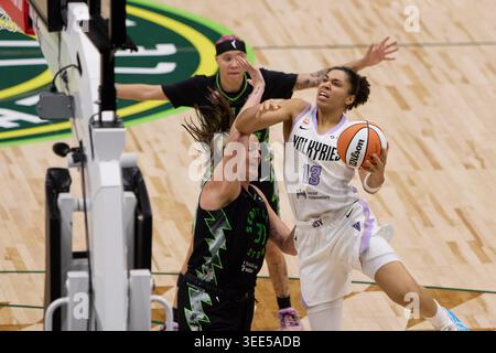 Seattle, Washington, USA. Mai 2026. Die Stürmerin JANELLE SALAUÌˆN (13) blickt am 8. Mai 2026 in der Climate Pledge Arena in Seattle, Washington auf den Rand des WNBA-Spiels zwischen dem Seattle Storm und den Golden State Valkyries. (Kreditbild: © Richard Dizon/ZUMA Press Wire) NUR REDAKTIONELLE VERWENDUNG! Nicht für kommerzielle ZWECKE! Stockfoto