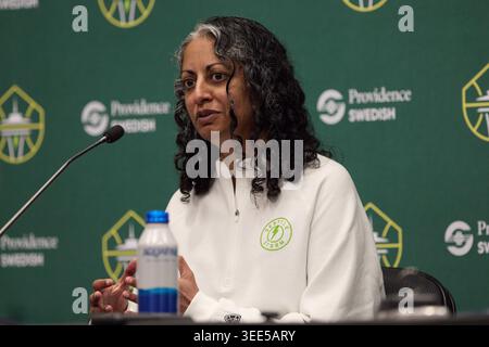 Seattle, Washington, USA. Mai 2026. SONIA RAMAN, Cheftrainer von Seattle, spricht bei einem Interview nach dem Spiel der WNBA zwischen den Seattle Storm und den Golden State Valkyries in der Climate Pledge Arena am 8. Mai 2026 in Seattle, Washington. (Kreditbild: © Richard Dizon/ZUMA Press Wire) NUR REDAKTIONELLE VERWENDUNG! Nicht für kommerzielle ZWECKE! Stockfoto