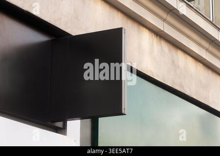 Leeres schwarzes Schaufensterschild an der modernen Stadtfassade Stockfoto