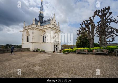 Die raffinierte, extravagante gotische Fassade der Kapelle Saint-Hubert steht elegant auf den historischen Festungsmauern des Château d'Amboise, Frankreich. Stockfoto
