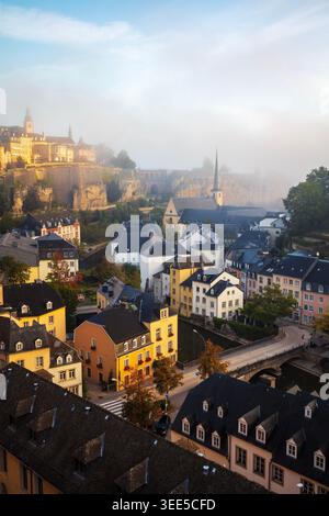 Die Altstadt Luxemburgs im sonnigen Morgenlicht. Stockfoto