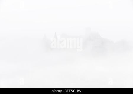 Schloss Bourscheid war früh am Morgen in Nebel in der Nähe von Michelau, Luxemburg. Stockfoto