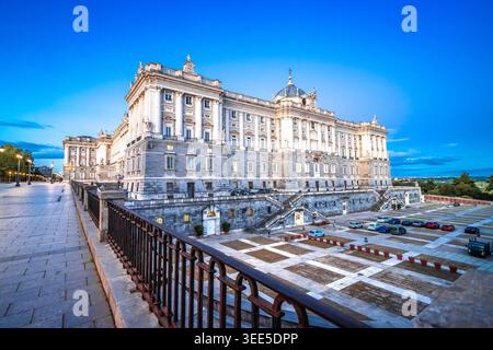 Madrid, Spanien. Fassade des königlichen Palastes in Madrid mit Blick auf die Morgendämmerung, Hauptstadt von Spanien Stockfoto