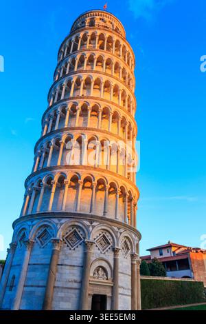 Schiefer Turm von Pisa an der Piazza dei Miracoli oder dem Platz der Wunder in Pisa, Italien Stockfoto