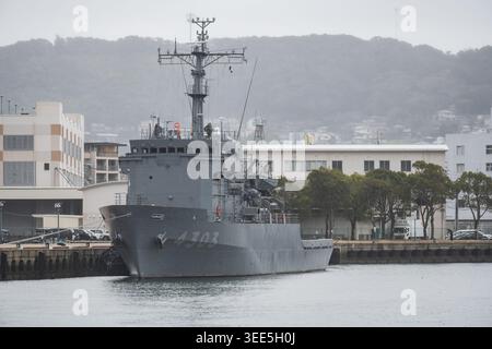 Das japanische Seeverkehrsschiff jmsdf enshu legte im Hafen an Stockfoto