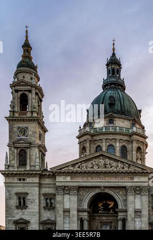 Detaillierte Ansicht der neoklassizistischen Architektur, des Glockenturms und der Hauptkuppel des Stephansdoms in Budapest, Ungarn Stockfoto