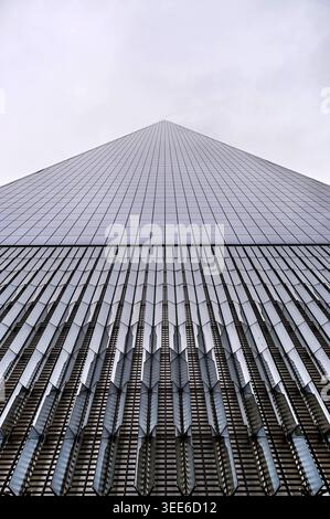 Freedom Tower zwischen Wolken. One World Trade Center NYC, USA Stockfoto