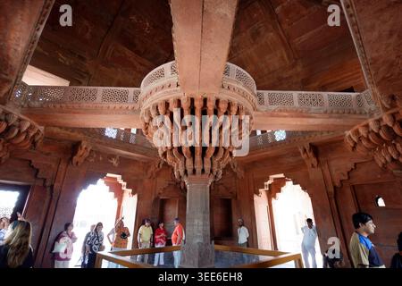 Geschnitzte zentrale Thronsäule und erhöhte Gehwege in der Diwan-i-Khas Hall des privaten Publikums an der historischen Stätte von Fatehpur Sikri in Indien Stockfoto