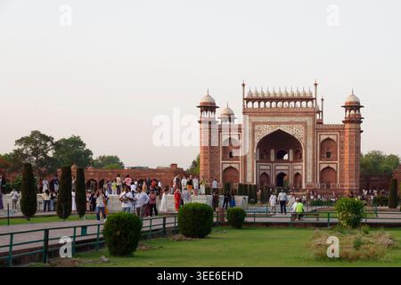 Touristen versammeln sich vor dem roten Sandstein Great Gate alias Darwaza-i rauza Eingang am Taj Mahal Komplex in Agra, Indien Stockfoto