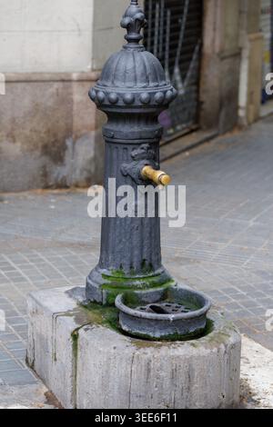 Öffentlicher Trinkwasserbrunnen im urbanen Außenbereich Stockfoto
