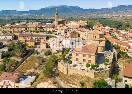 Luftaufnahme von Briones Hilltop Town in La Rioja Spanien Stockfoto