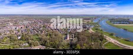 Ein ausgedehntes Panorama der Drohne von Wijk bij Duurstede in der Provinz Utrecht, Niederlande, das die Stadt in ihrem gesamten niederländischen Landschaftskontext erfasst. In Stockfoto