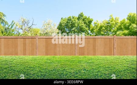 Gras im Hinterhof und Gartenzaun aus Holz im Sommer Stockfoto