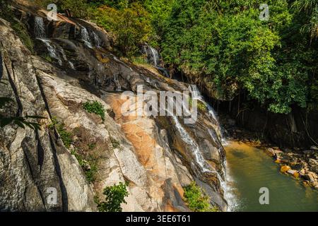 Kaskadierender Wasserfall Über Dunklen Felsen Stockfoto