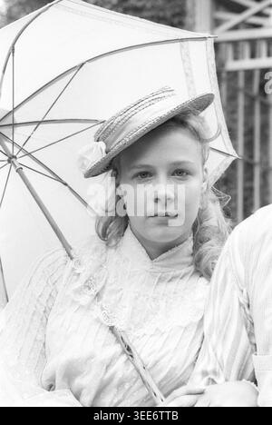 Katja Riemann Schauspielerin 07/85 stroe Katja Riemann am Rande der Dreharbeiten zu ein Sommer in Lesmona ARD am 24. Juli 1985 TV Fernsehen Fernsehspiel Serie Fernsehserie Deutschland deutsch deutsche Frau Schauspiel Kino Spielfilm Theater Gesang Sängerin Autorin Film hoch halb stehend Porträt neutral Sonnenschirm hält draußen sw *** Katja Riemann Schauspielerin 07 85 stroe Katja Riemann am Rande der Dreharbeiten von ein Sommer in Lesmona ARD am 24. Juli 1985 TV TV TV-Spielserie Fernsehserie Fernsehserie Deutschland Deutsche Schauspielerin Spielfilmtheater Sängerin A Stockfoto