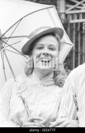 Katja Riemann Schauspielerin 07/85 stroe Katja Riemann am Rande der Dreharbeiten zu ein Sommer in Lesmona ARD am 24. Juli 1985 TV Fernsehen Fernsehspiel Serie Fernsehserie Deutschland deutsch deutsche Frau Schauspiel Kino Spielfilm Theater Gesang Sängerin Autorin Film hoch halb stehend Porträt lachend Sonnenschirm hält draußen sw *** Katja Riemann Schauspielerin 07 85 stroe Katja Riemann am Rande der Dreharbeiten von ein Sommer in Lesmona ARD am 24. Juli 1985 TV TV TV-Spielserie Fernsehserie Fernsehserie Fernsehserie Deutschland Deutsche Schauspielerin Spielfilmtheater Sängerin A Stockfoto
