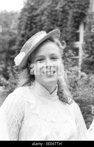 Katja Riemann Schauspielerin 07/85 stroe Katja Riemann am Rande der Dreharbeiten zu ein Sommer in Lesmona ARD am 24. Juli 1985 TV Fernsehen Fernsehspiel Serie Fernsehserie Deutschland deutsch deutsche Frau Schauspiel Kino Spielfilm Theater Gesang Sängerin Autorin Film hoch halb stehend Porträt lächelnd draußen sw *** Katja Riemann Schauspielerin 07 85 stroe Katja Riemann am Rande der Dreharbeiten von ein Sommer in Lesmona ARD am 24. Juli 1985 TV TV TV-Spielserie Fernsehserie Deutschland Deutsche Schauspielerin Kino Spieltheater Sängerin Autorin Film High Half Stockfoto