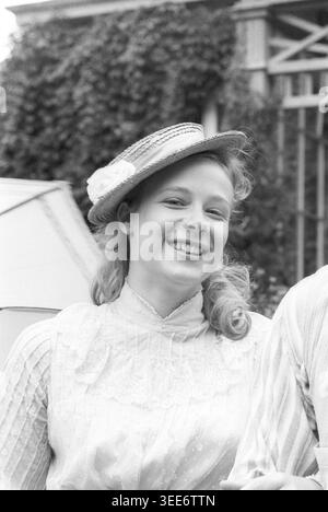 Katja Riemann Schauspielerin 07/85 stroe Katja Riemann am Rande der Dreharbeiten zu ein Sommer in Lesmona ARD am 24. Juli 1985 TV Fernsehen Fernsehspiel Serie Fernsehserie Deutschland deutsch deutsche Frau Schauspiel Kino Spielfilm Theater Gesang Sängerin Autorin Film hoch halb stehend Porträt lachend lächelnd Sonnenschirm hält draußen sw *** Katja Riemann Schauspielerin 07 85 stroe Katja Riemann am Rande der Dreharbeiten von ein Sommer in Lesmona ARD am 24. Juli 1985 TV TV TV TV-Spielserie Fernsehserie Fernsehserie Deutschland Deutsche Schauspielerin Kino Spielfilmtheater Gesang Stockfoto