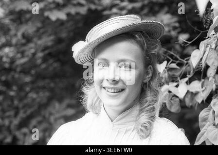Katja Riemann Schauspielerin 07/85 stroe Katja Riemann am Rande der Dreharbeiten zu ein Sommer in Lesmona ARD am 24. Juli 1985 TV Fernsehen Fernsehspiel Serie Fernsehserie Deutschland deutsch deutsche Frau Schauspiel Kino Spielfilm Theater Gesang Sängerin Autorin Film quer Porträt lächelnd draußen SW *** Katja Riemann Schauspielerin 07 85 stroe Katja Riemann am Rande der Dreharbeiten von ein Sommer in Lesmona ARD am 24. Juli 1985 TV TV TV-Spielserie TV-Serie TV-Serie Fernsehserie Deutschland Deutsche deutsche Schauspielerin Kinospieltheater Sängerin Sängerin Autorin Portrait Smile Stockfoto