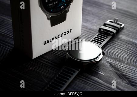 Poznan, Polen - 11. April 2026: Amazfit Balance 2 XT Smartwatch auf dunkler Holzoberfläche mit Produktbox Stockfoto