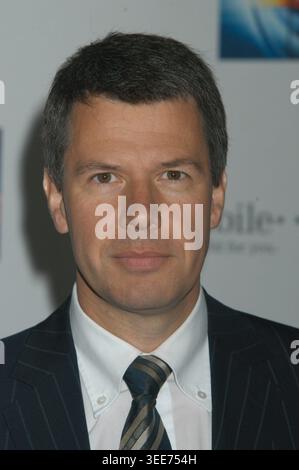 Peter Kloeppel, der Chefmoderator von RTL, nimmt an einem Fototermin in Hamburg Teil. Der Anlass ist die Pressekonferenz von RTL und T-Mobile zum Thema 'Zukunft der TV-News'. Er ist in einem Anzug mit Krawatte zu sehen. 2004. Stockfoto